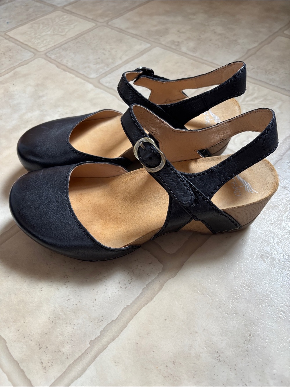Dansko Tiffani Black Leather Mary
Jane Wedge Sandals/ Clogs
Womens 38 US 7.5